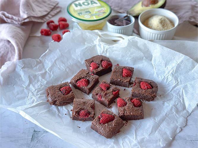 Brownies ai lamponi con HUMMUS Ceci & Avocado